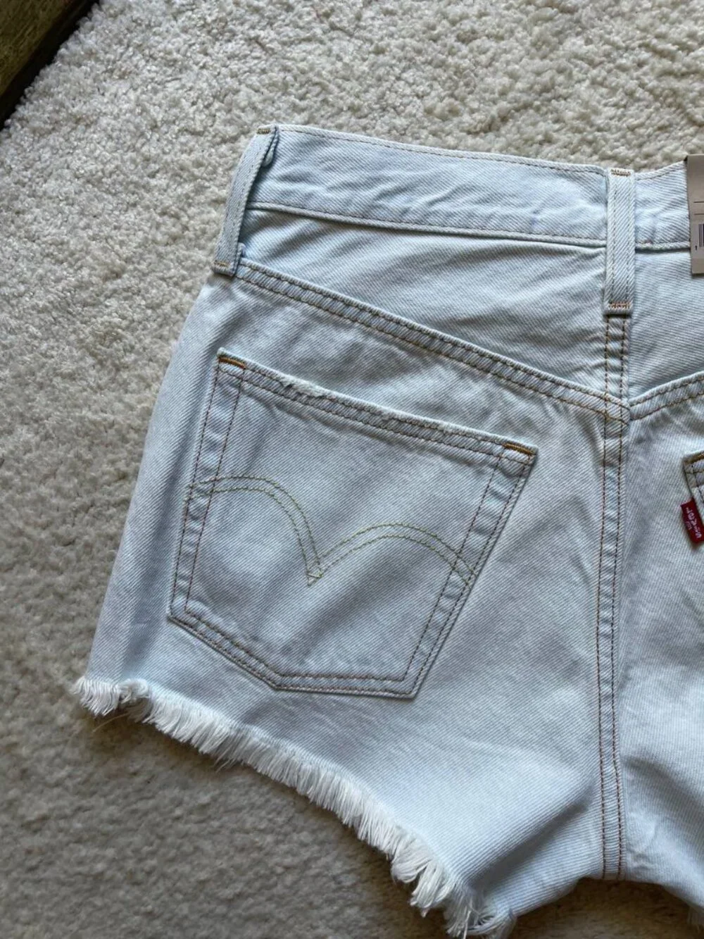 NWT Levi's 501 High Rise Distressed Women’s Denim Shorts Size 26 - Picture 4 of 11